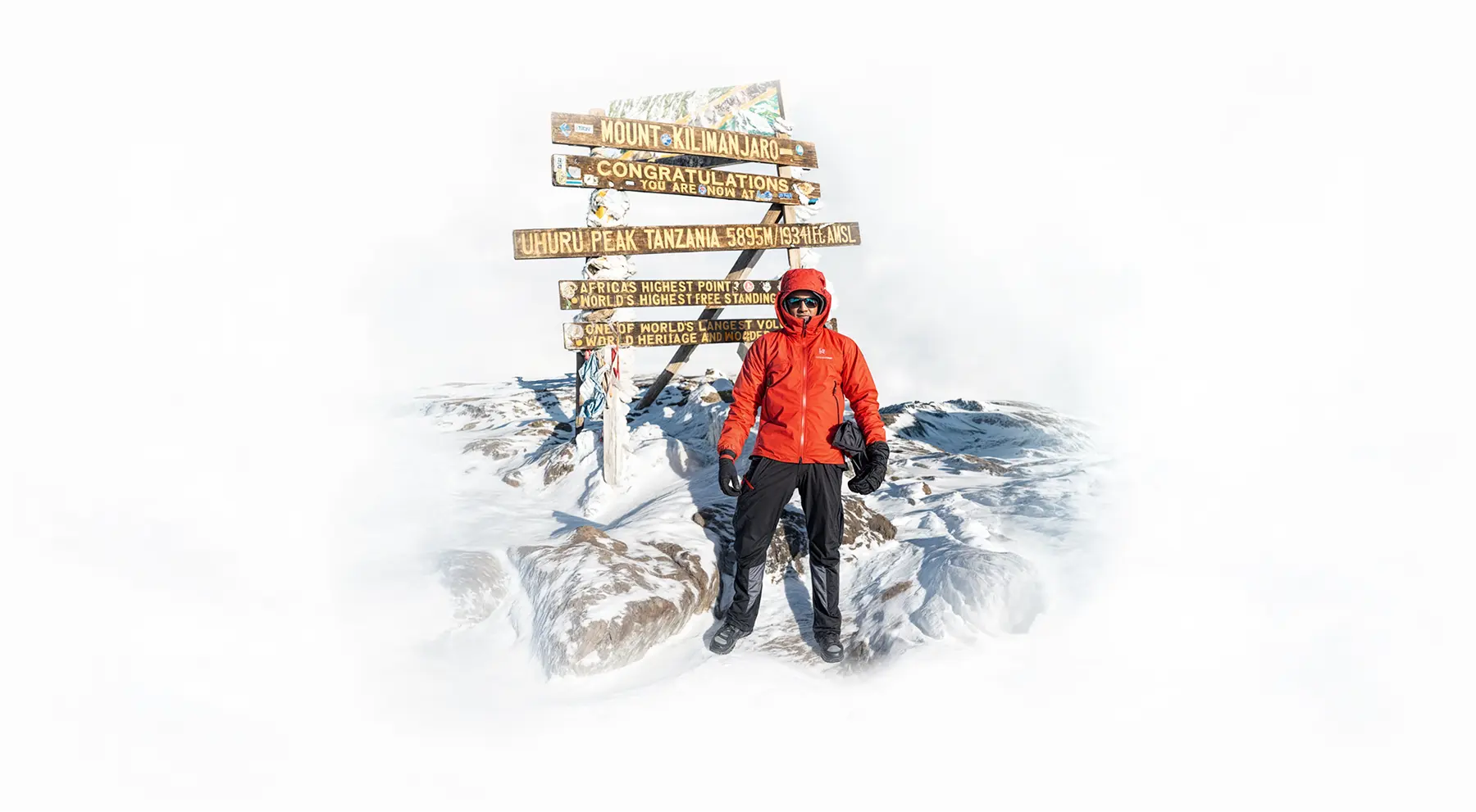 Планинар кај знакот на врвот Uhuru Peak на Килиманџаро Планинар кај знакот на врвот Uhuru Peak на Килиманџаро