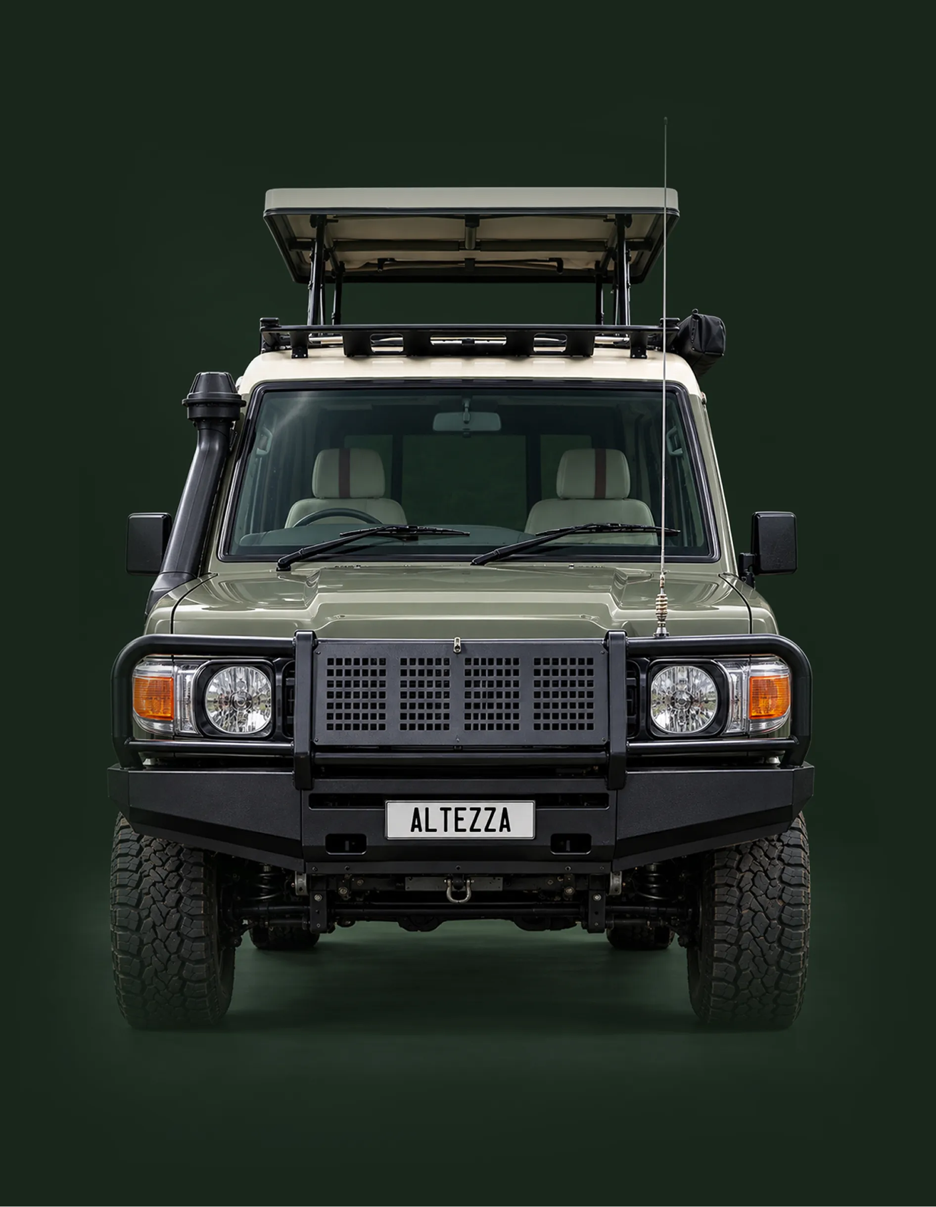 Преден поглед на сафари Land Cruiser на Altezza со подигнат покрив