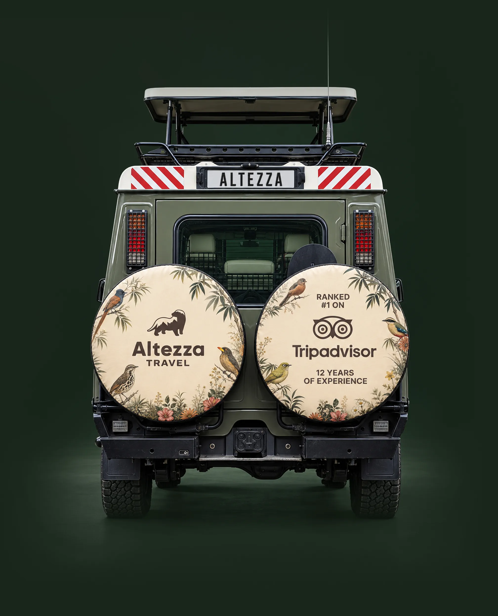 Заден поглед на сафари Land Cruiser на Altezza со подигнат панорамски покрив